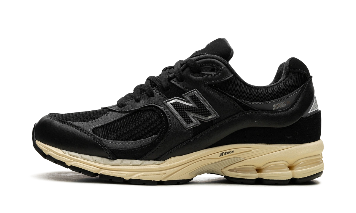 New Balance 2002R Black Vintage | Acheter en ligne | M2002RIB | WOOVIN