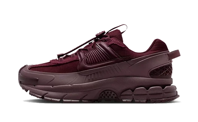 Nike Zoom Vomero Roam 'Dark Team Red' Produktfoto