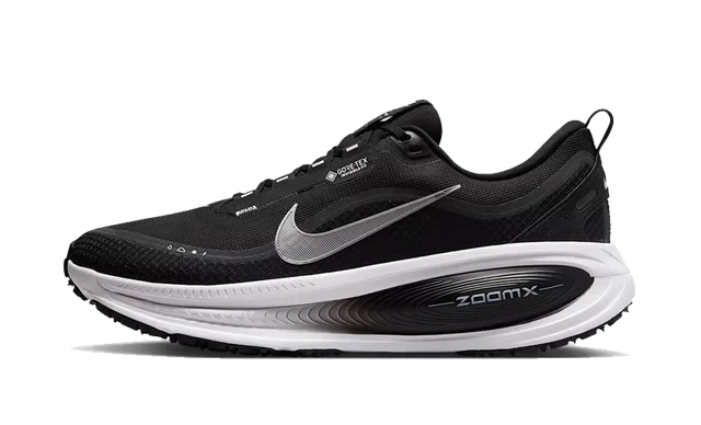 Nike Vomero 18 Gore-Tex Black White Metallic Silver Produktfoto