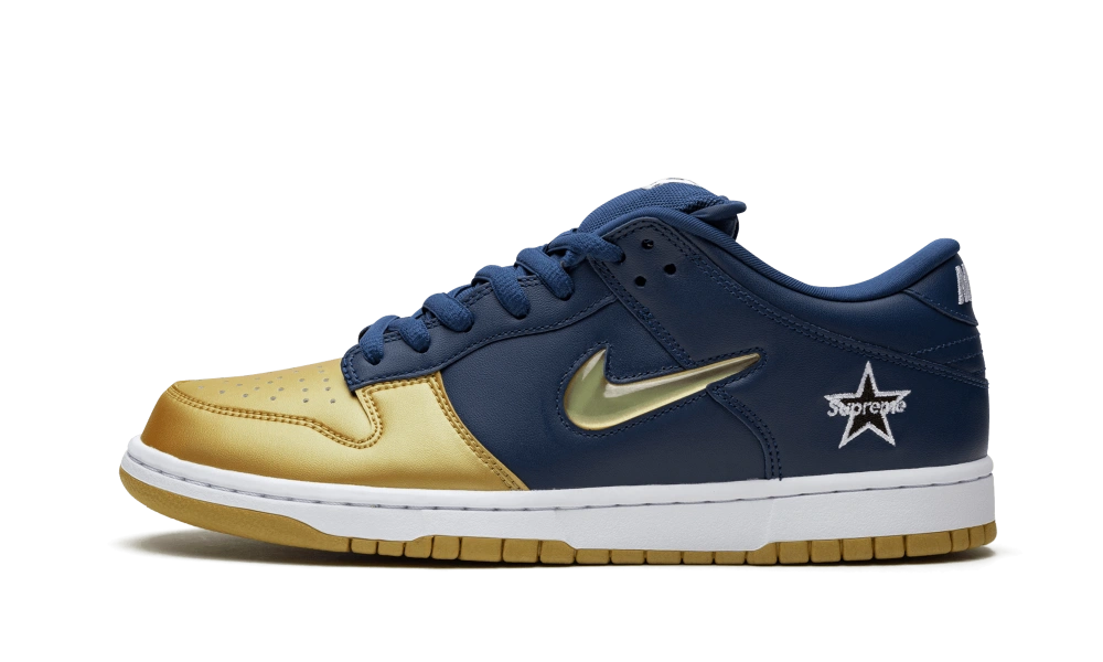 Nike SB Dunk Low Supreme Jewel Swoosh Gold productfoto