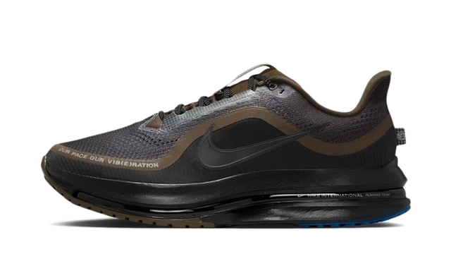 Nike Air Zoom Pegasus Premium Our Pace, Our Vib(e)Ration productfoto