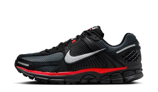 Nike Zoom Vomero 5 Black Metallic University Red Produktfoto