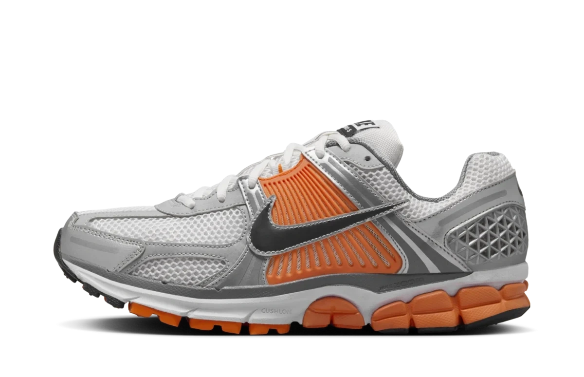 Nike Zoom Vomero 5 'Platinum Tint Safety Orange' Produktfoto