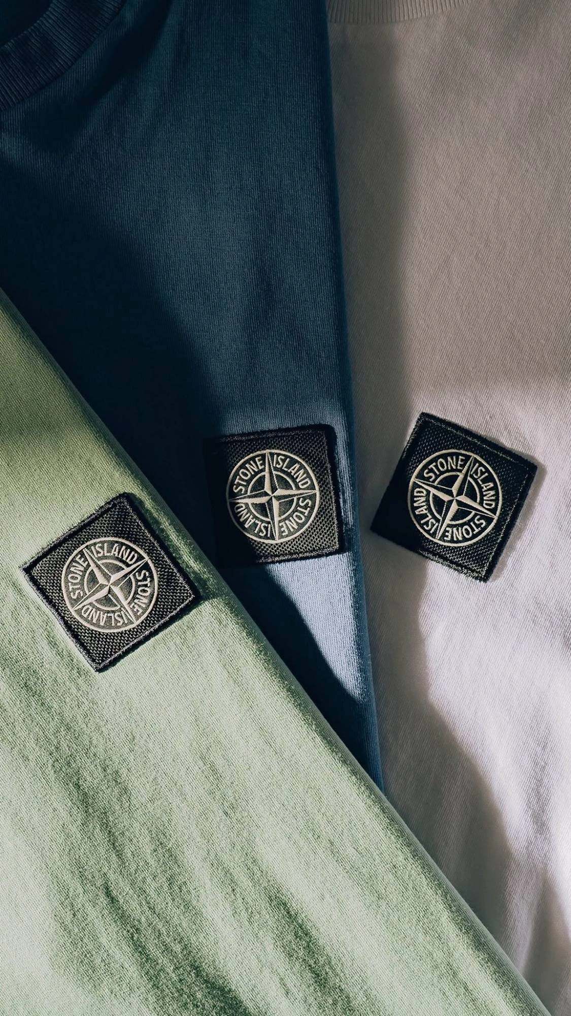 Stone Island-patches op drie garment-dyed T-shirts