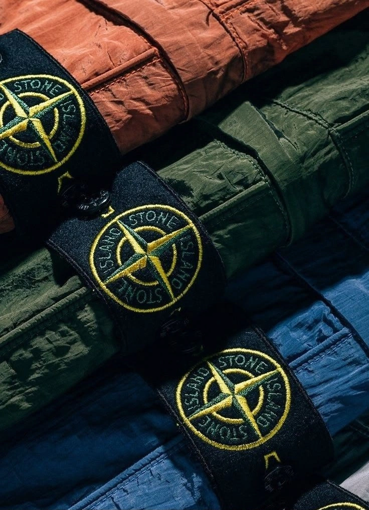 Stone Island-kompasbadges op garment-dyed nylon jassen