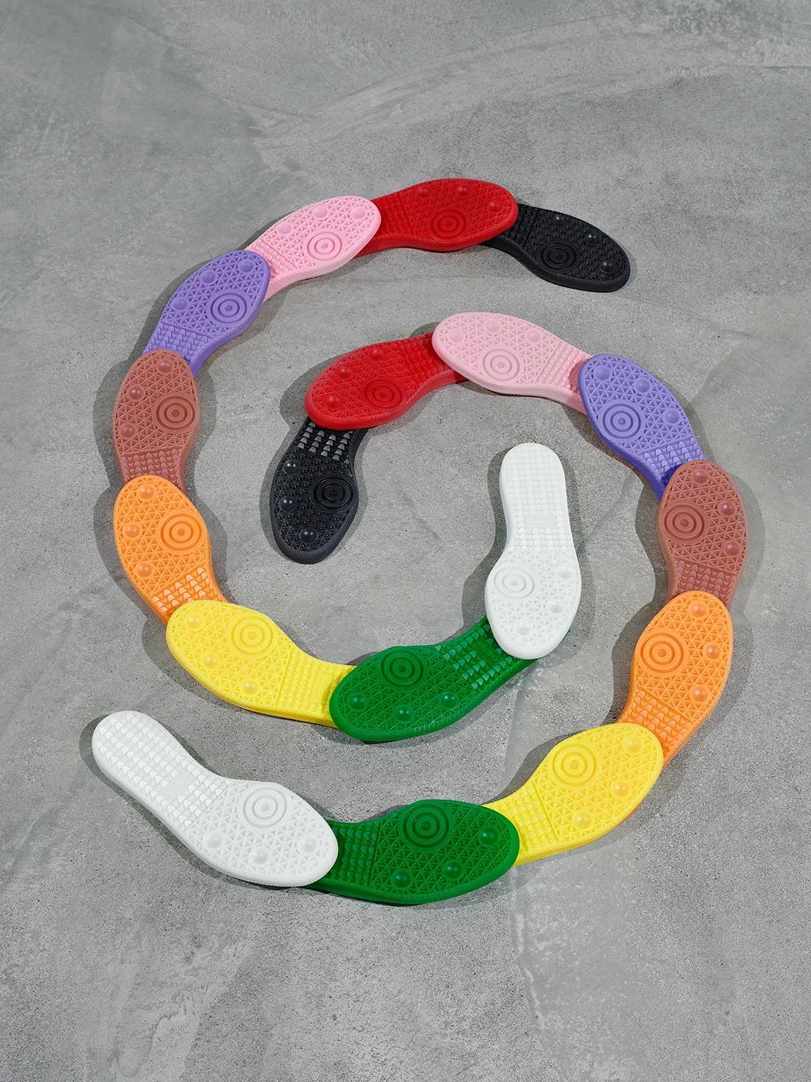 Susamba Samba «Colors by Pharrell»: perché la Adidas Samba è tornata | WOOVIN