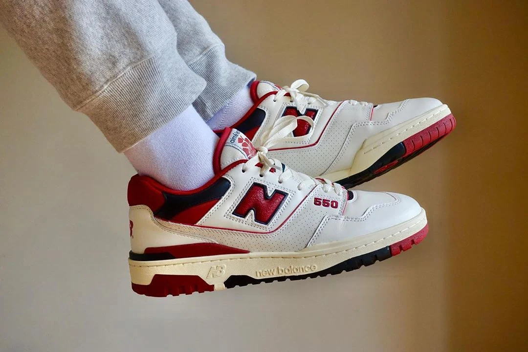 Mehr über den Artikel erfahren The top 4 New Balance shoes available on WOOVIN now